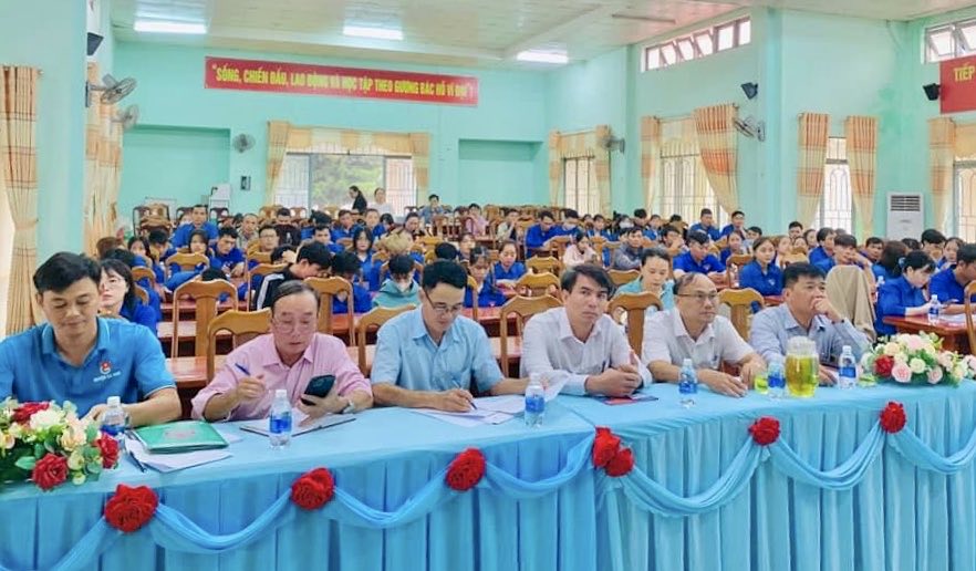 Hội nghị đối thoại giữa lãnh đạo UBND huyện với  thanh niên trên địa bàn huyện Ea kar, năm 2023.