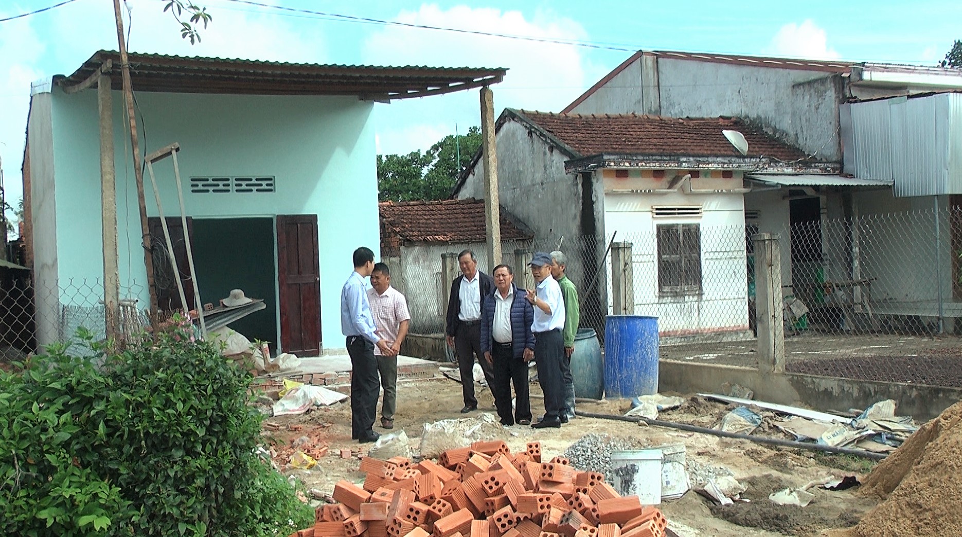 Niềm vui trong những ngôi nhà đại đoàn kết  trên địa bàn thị trấn EaKnốp