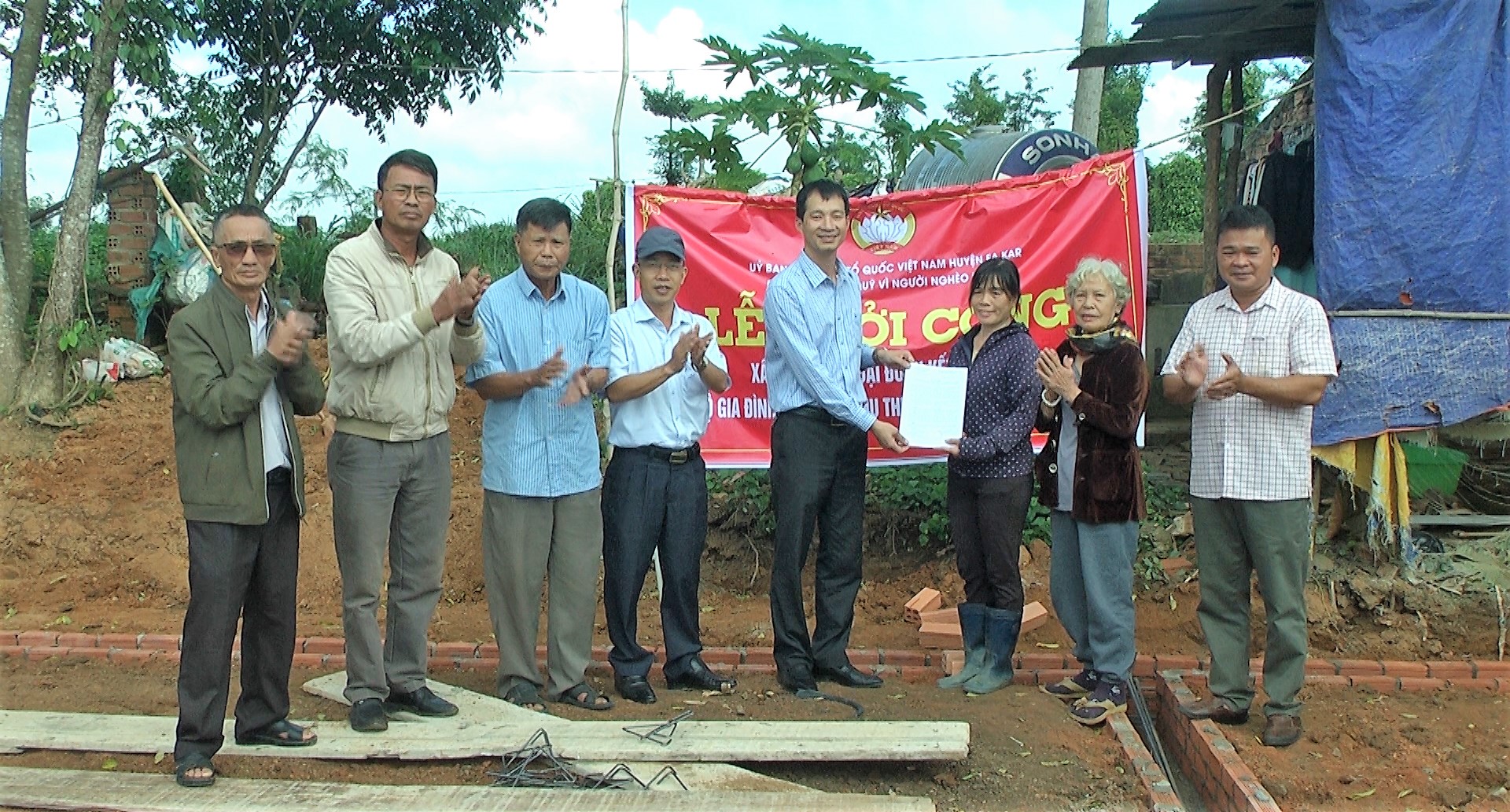 Lễ khởi công xây dựng nhà Đại đoàn kết  cho hộ nghèo tại thị trấn EaKnốp