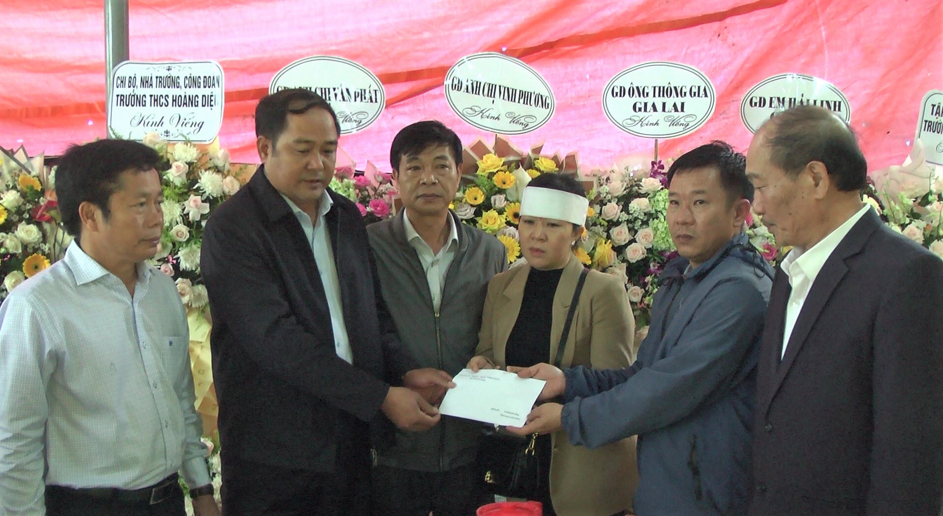 Lãnh đạo huyện Ea Kar thăm hỏi gia đình  cán bộ kiểm lâm hy sinh khi đang làm nhiệm vụ.