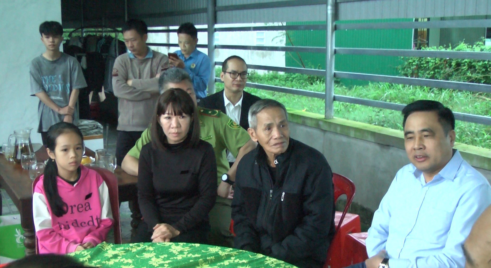 Thứ trưởng Bộ Nông nghiệp và Phát triển nông thôn Nguyễn Quốc Trị thăm hỏi, động viên gia đình cán bộ kiểm lâm tử vong trong khi làm nhiệm vụ tại Đắk Lắk.