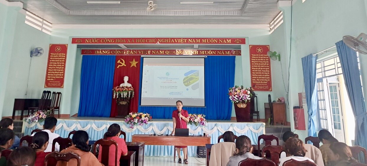 Hội LHPN xã Ea Sô tổ chức lễ ra mắt, tập huấn mô hình “ Tổ truyền thông cộng đồng” thực hiện dự án 8 