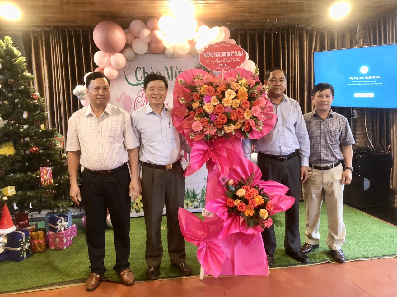 Trung tâm Chính trị huyện Ea Kar, tổ chức gặp mặt nhân kỷ niệm 41 năm ngày Nhà giáo Việt Nam (20/11/1982 - 20/11/2023)