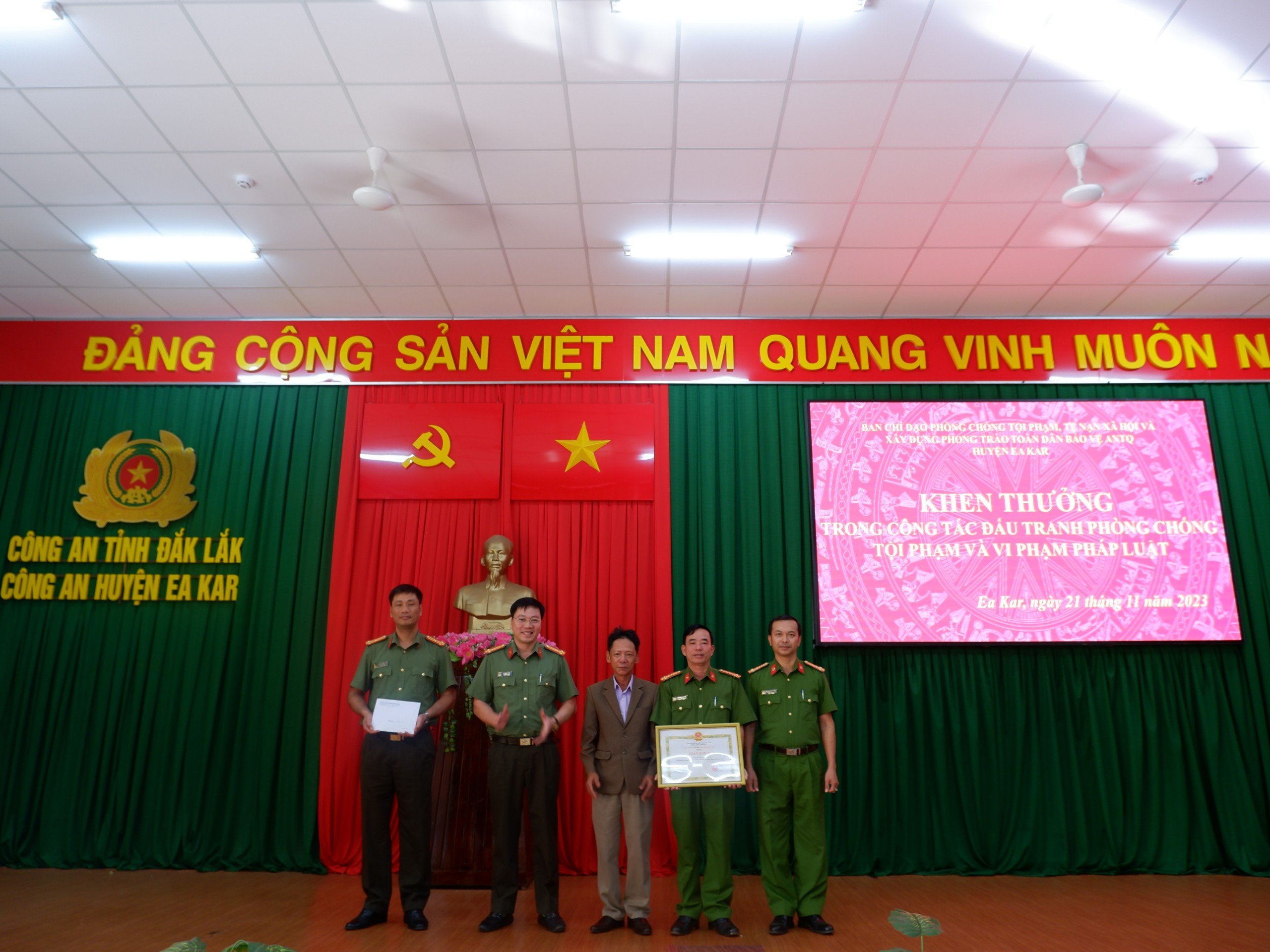 Trao thưởng đột xuất thành tích xuất sắc trong đấu tranh phòng chống tội phạm