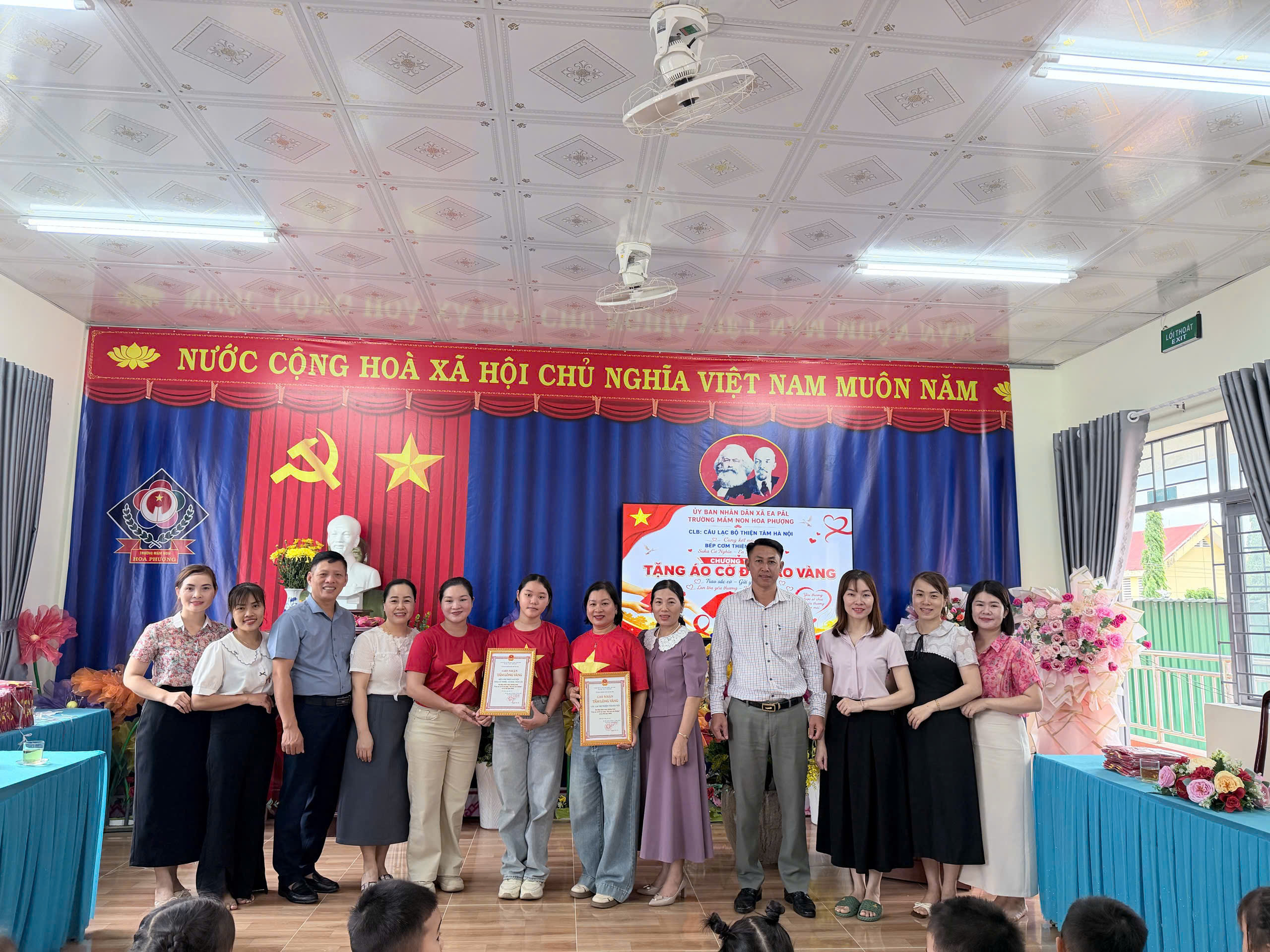 ẤM ÁP CHƯƠNG TRÌNH “TRAO ÁO CỜ ĐỎ SAO VÀNG – GỬI TRỌN YÊU THƯƠNG” TẠI XÃ EA PĂL