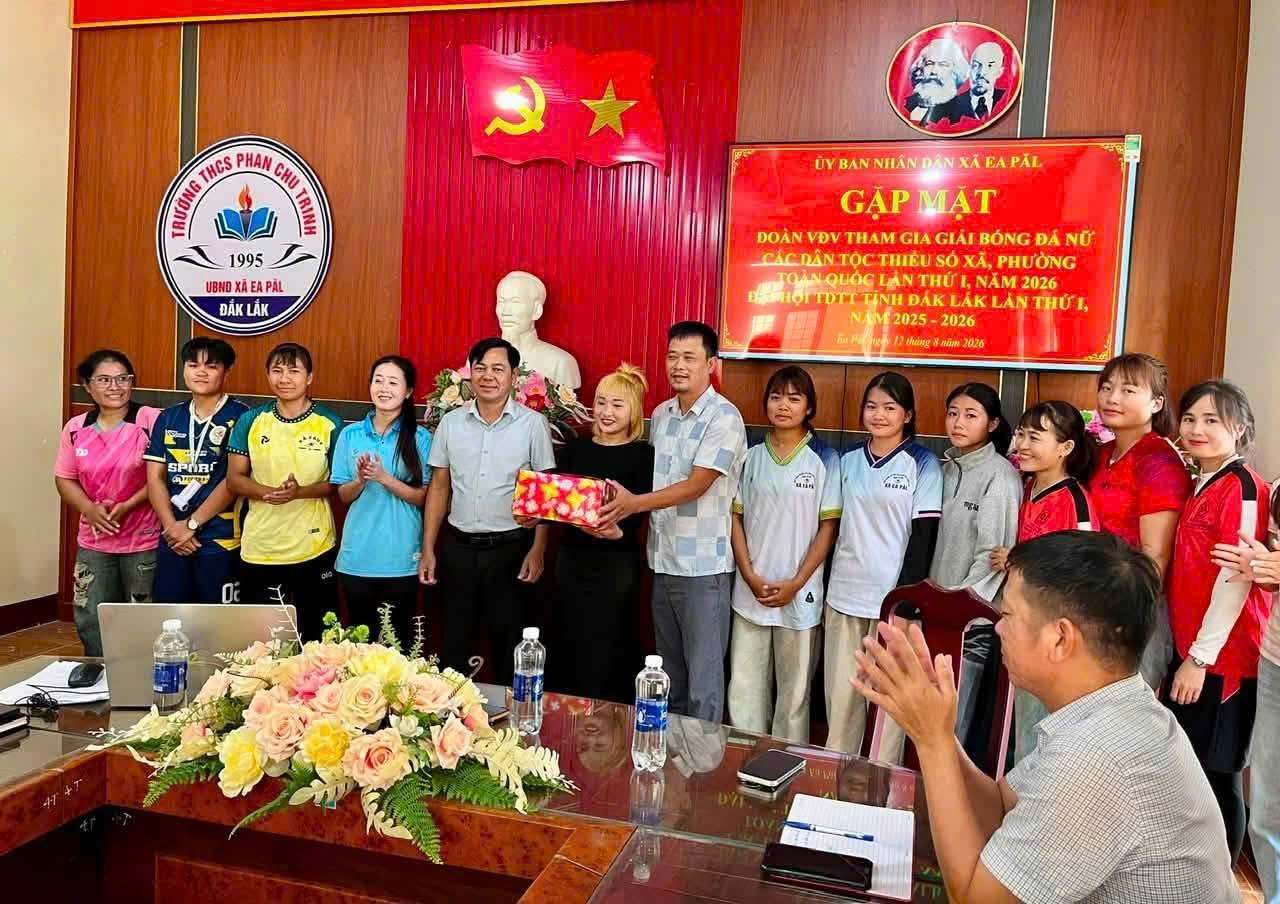 EA PĂL TIẾP NHẬN 70 TRIỆU ĐỒNG ỦNG HỘ ĐỘI BÓNG ĐÁ NỮ DÂN TỘC THIỂU SỐ THI ĐẤU TOÀN QUỐC