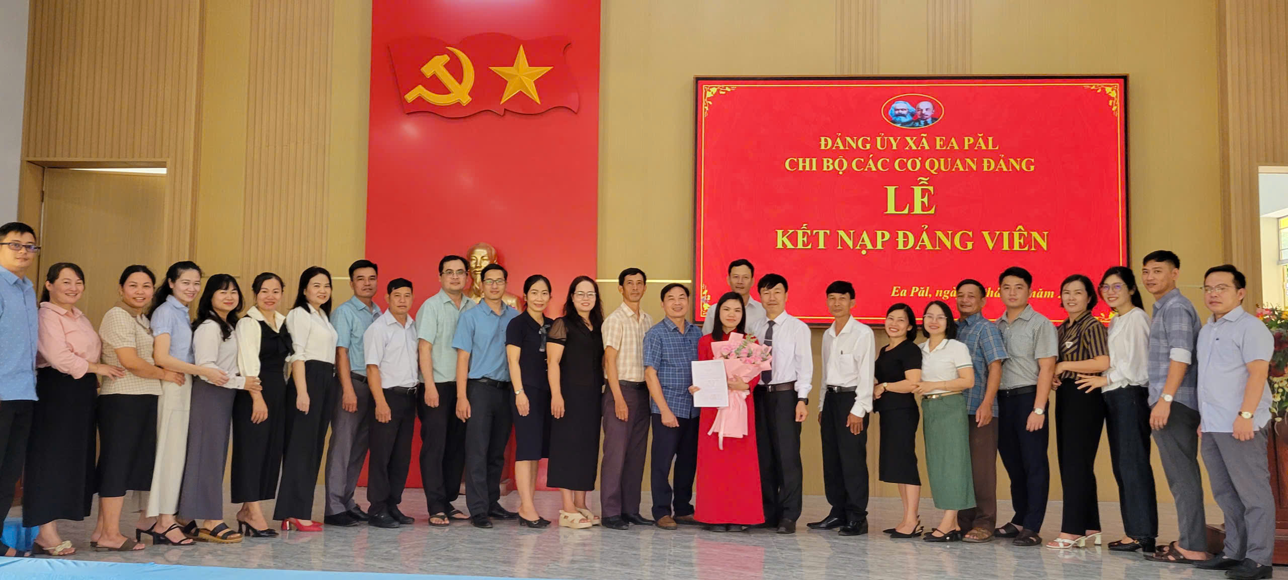 Chi bộ các cơ quan Đảng xã Ea Păl tổ chức Lễ kết nạp đảng viên mới