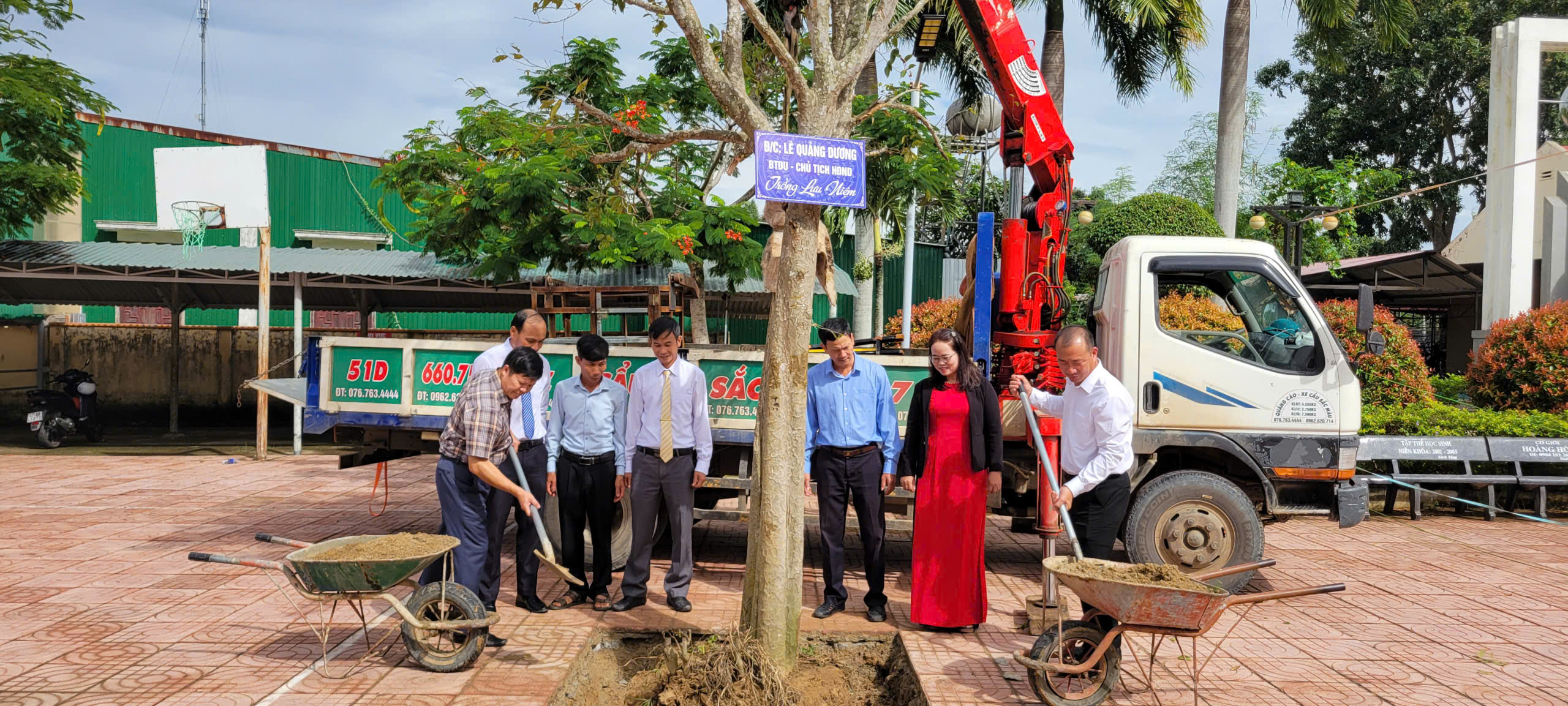 Rộn ràng tiếng trống khai trường tại Trường TH và THCS Phan Chu Trinh xã Ea Păl