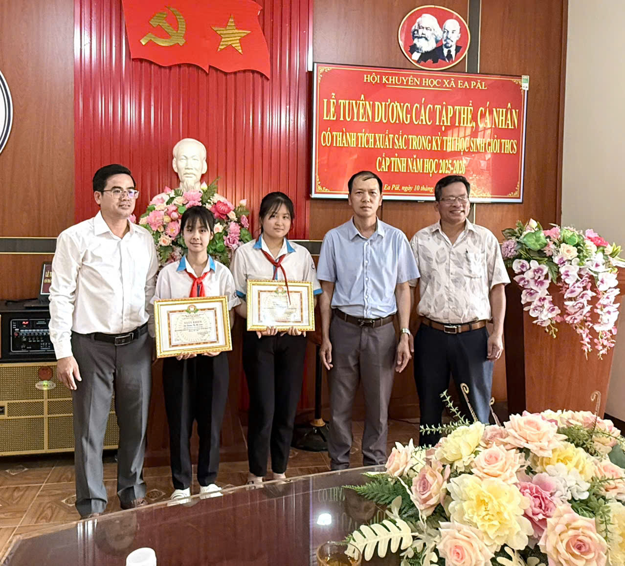 Những học sinh dân tộc thiểu số tiêu biểu vươn lên trong học tập
