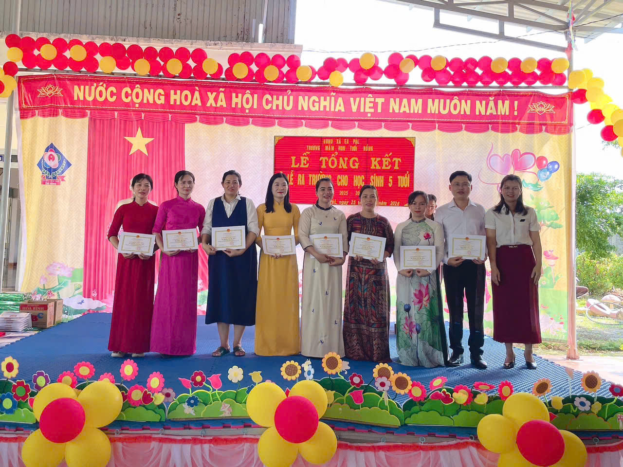 tuoihong12