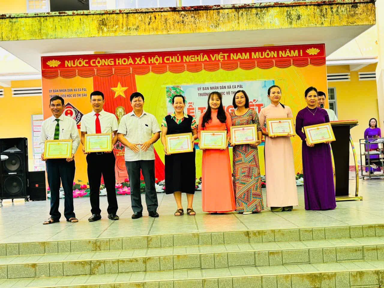 RỘN RÀNG TIẾNG VE, ĐONG ĐẦY CẢM XÚC TRONG LỄ TỔNG KẾT NĂM HỌC CỦA TRƯỜNG TIỂU HỌC VÕ THỊ SÁU