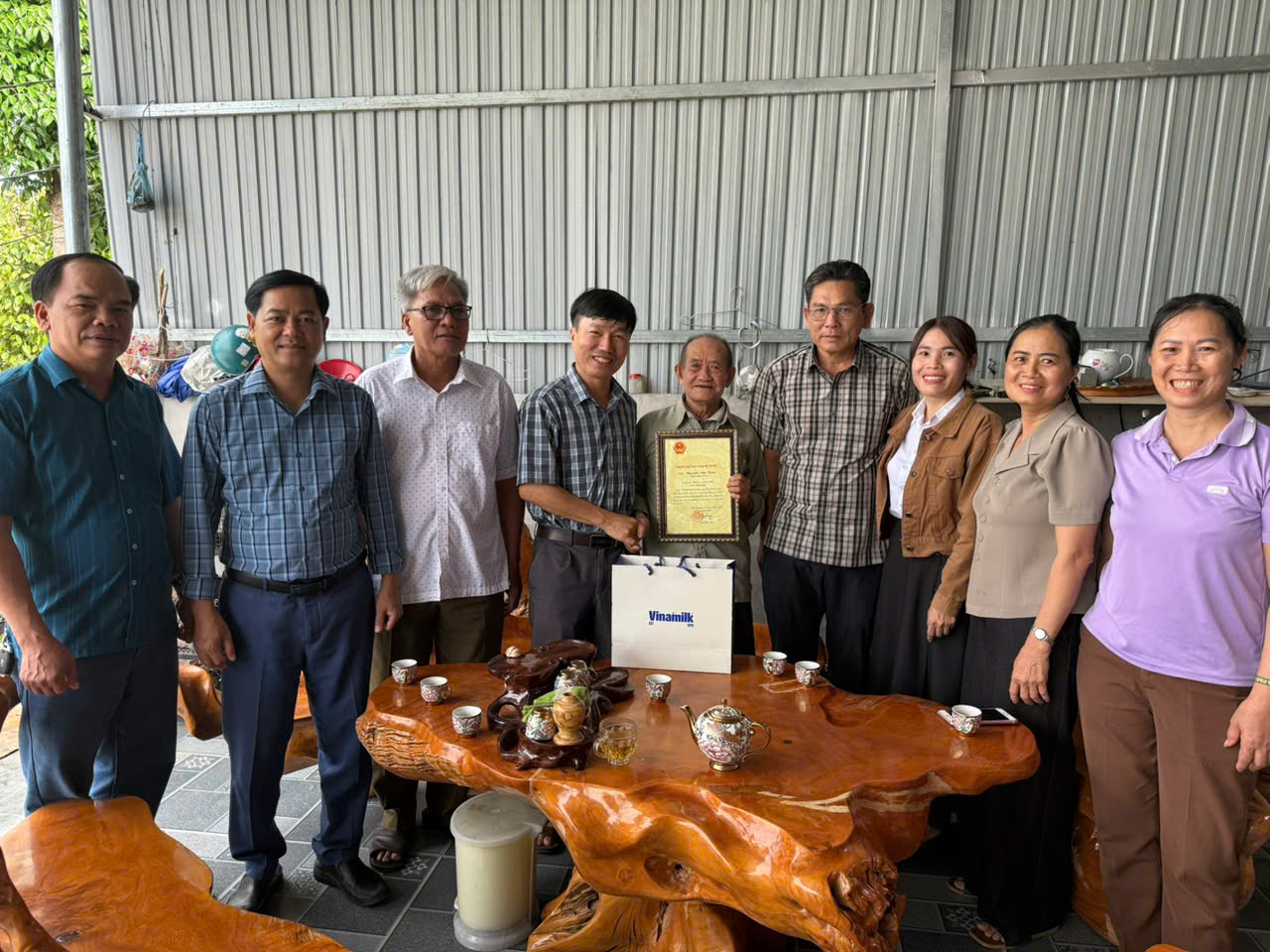 Xã Ea Păl tổ chức thăm, chúc thọ các cụ tròn 90 tuổi nhân Ngày Người cao tuổi Việt Nam (6/6)