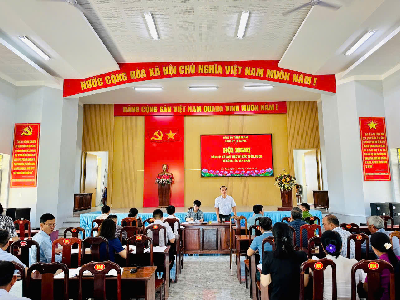 ĐẢNG ỦY XÃ EA PĂL LÀM VIỆC VỚI CÁC CHI BỘ THÔN, BUÔN VỀ CÔNG TÁC SÁP NHẬP, SẮP XẾP TỔ CHỨC ĐẢNG