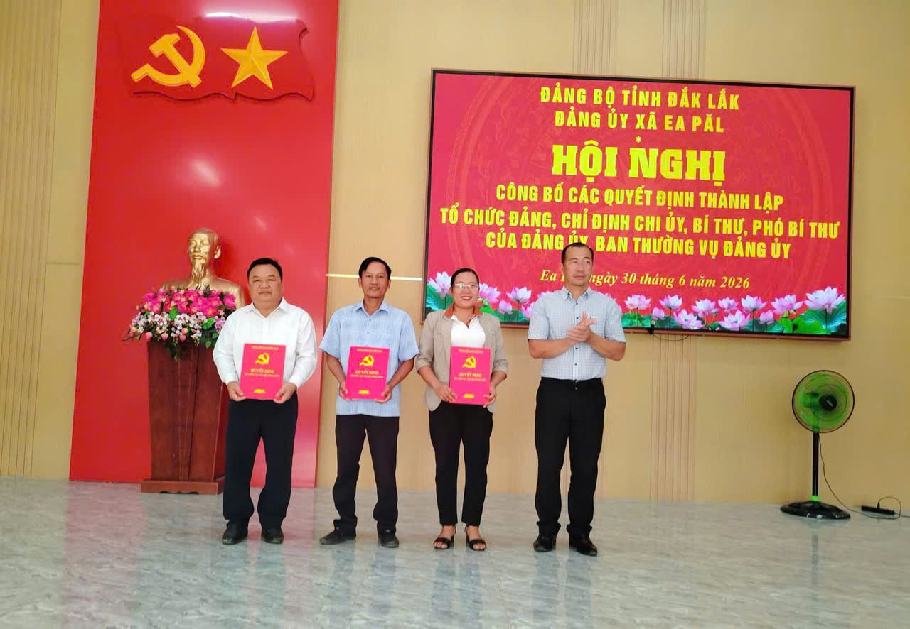 ĐẢNG UỶ XÃ EA PĂL TRAO QUYẾT ĐỊNH THÀNH LẬP 7 CHI BỘ MỚI VÀ CHỈ ĐỊNH CẤP UỶ SAU SẮP XẾP, SÁP NHẬP THÔN, BUÔN