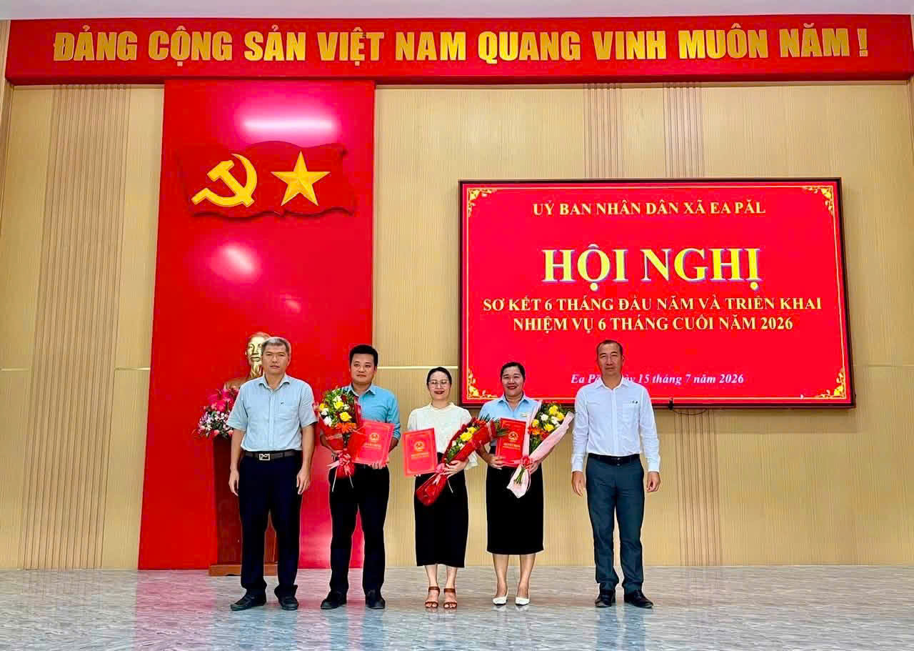 UBND xã Ea Păl công bố các quyết định bổ nhiệm cán bộ lãnh đạo tại các phòng chuyên môn và Trung tâm Phục vụ hành chính công xã