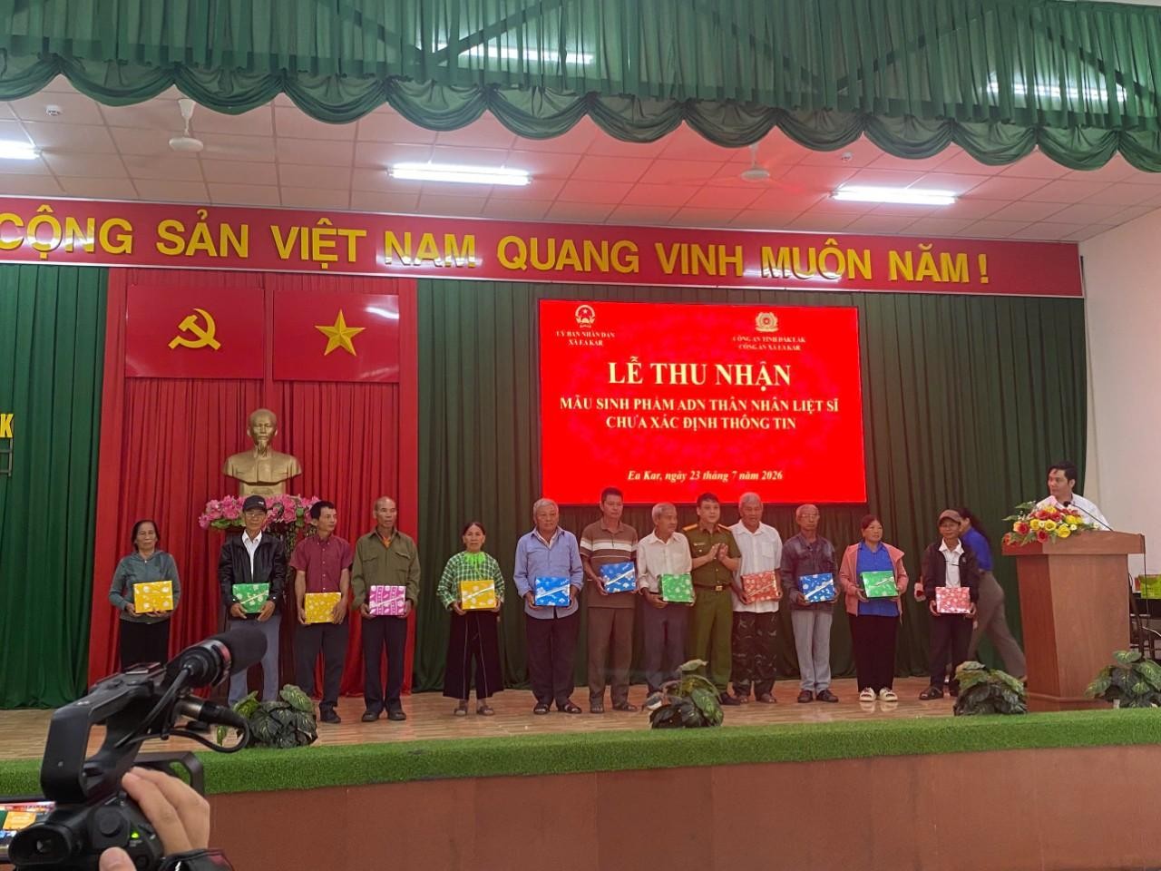 Mỗi mẫu ADN - Một niềm hy vọng trở về: Thân nhân liệt sĩ xã Ea Păl tham gia thu nhận mẫu ADN phục vụ xác định danh tính hài cốt liệt sĩ.