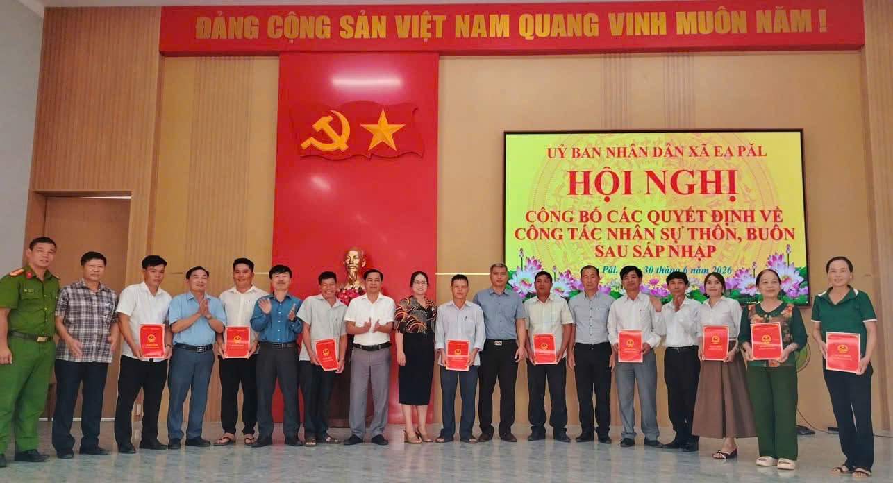 UBND XÃ EA PĂL CÔNG BỐ QUYẾT ĐỊNH THÔI GIỮ CHỨC VỤ ĐỐI VỚI CÁC TRƯỞNG THÔN, BUÔN DO THỰC HIỆN SẮP XẾP ĐƠN VỊ HÀNH CHÍNH Ở CƠ SỞ