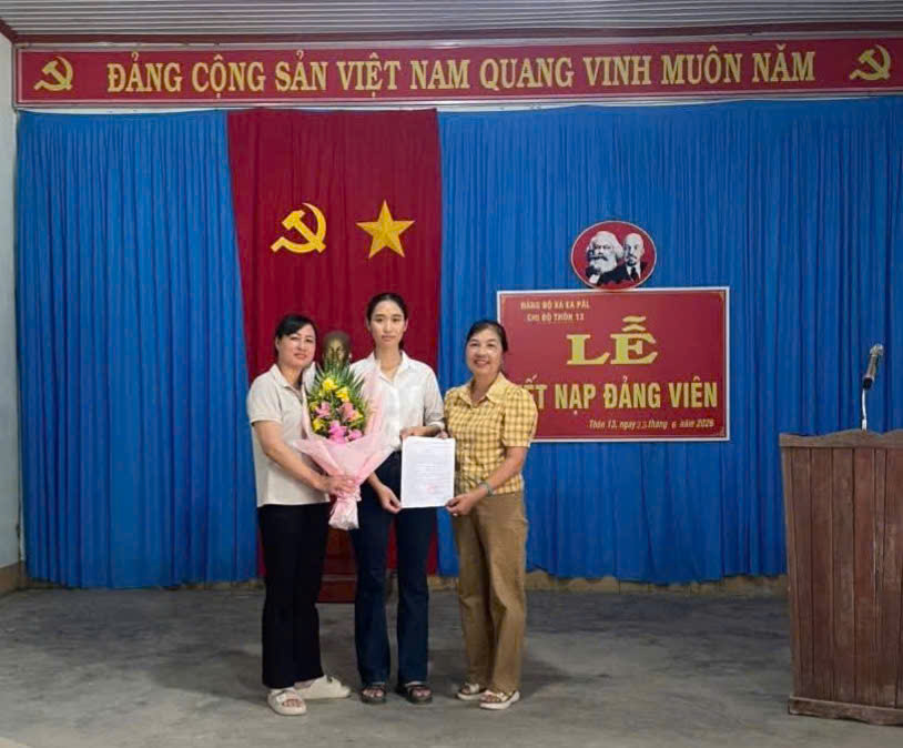 CHI BỘ THÔN 13 TỔ CHỨC LỄ KẾT NẠP 02 ĐẢNG VIÊN MỚI