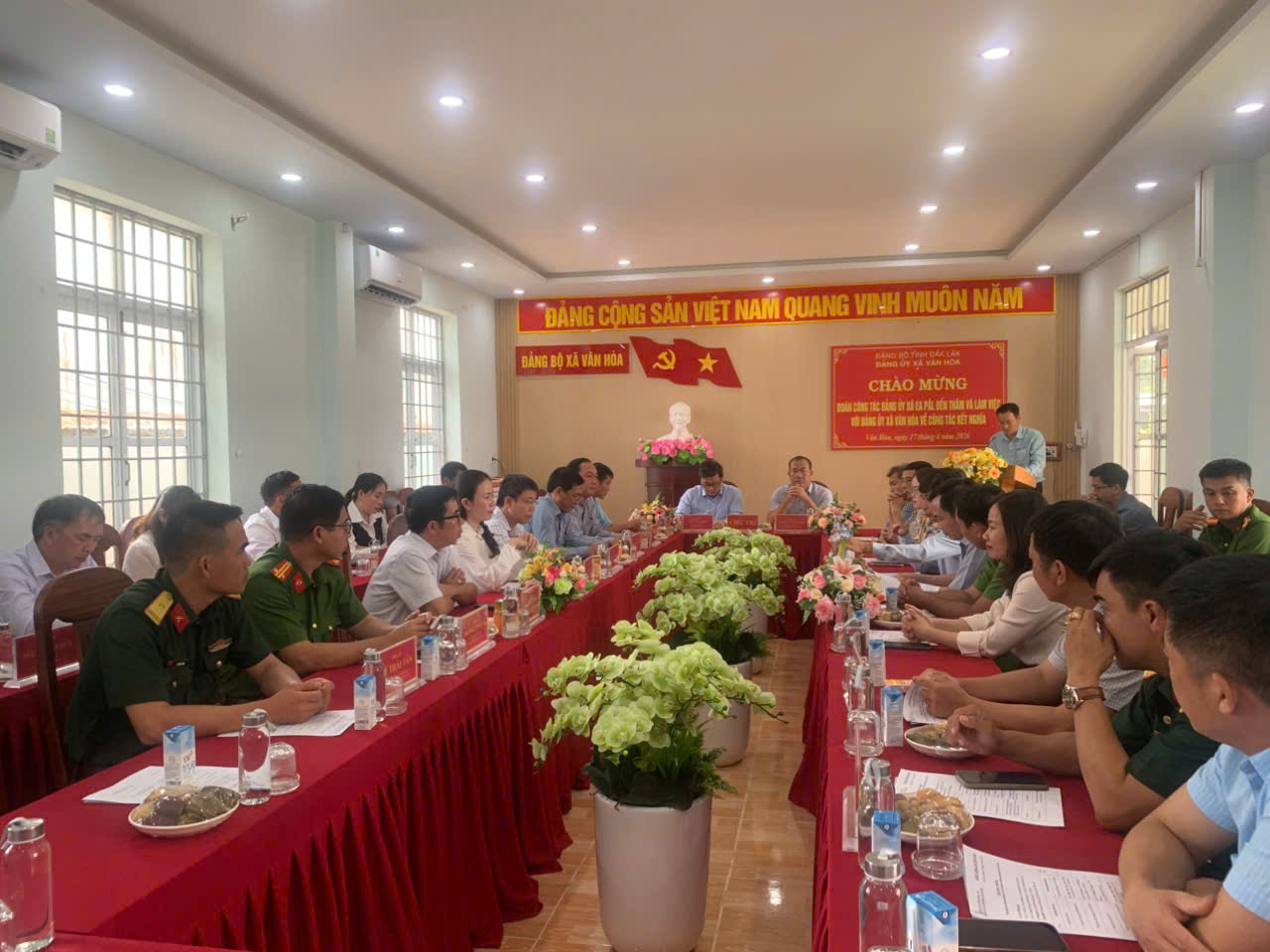 LÃNH ĐẠO XÃ EA PĂL THĂM VÀ LÀM VIỆC TẠI XÃ VÂN HOÀ