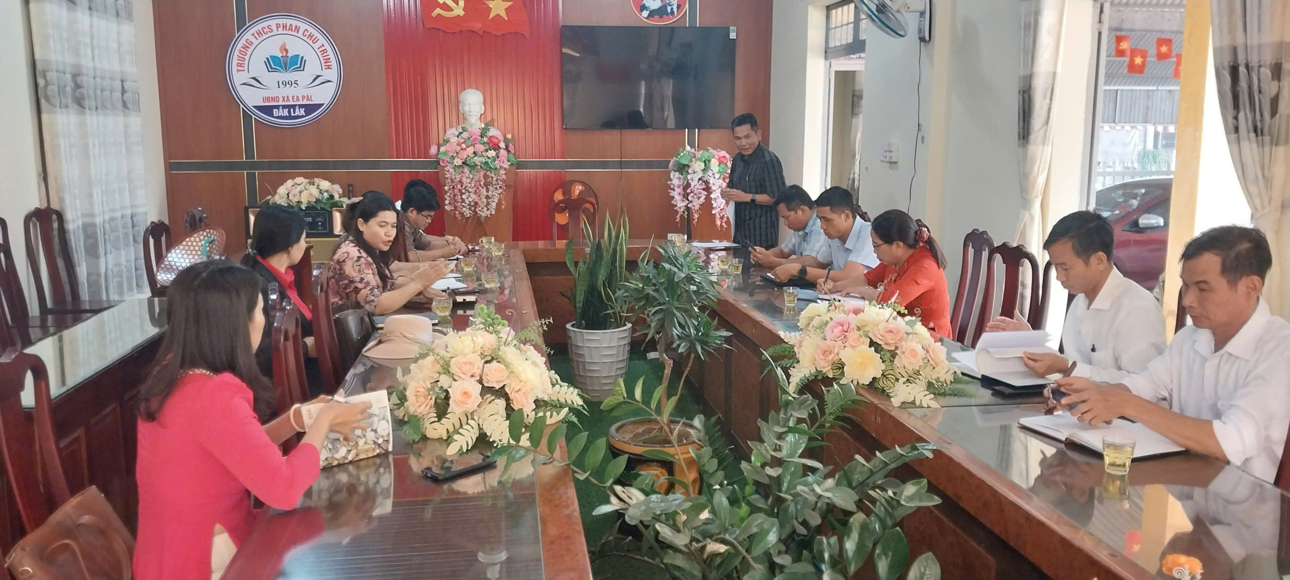 HỌP PHÂN CÔNG NHIỆM VỤ TỔ CHẤM SÁNG KIẾN KINH NGHIỆM NĂM HỌC 2025 - 2026