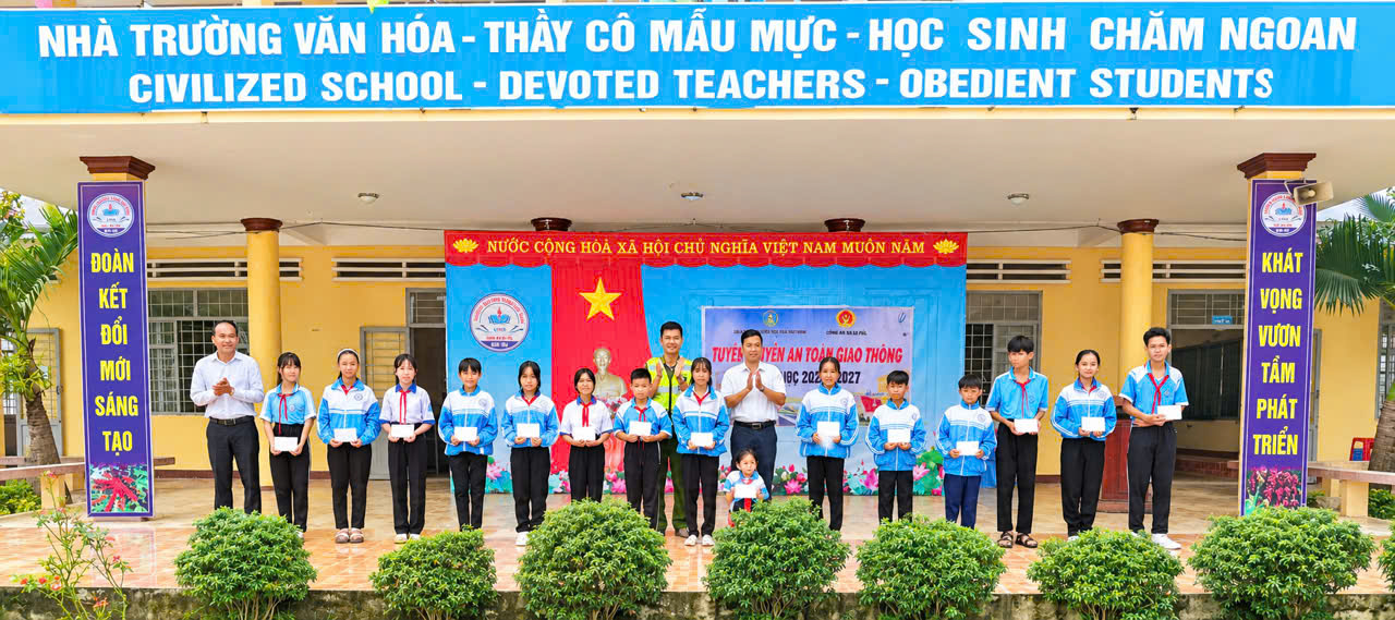 Công an xã Ea Păl phối hợp tuyên truyền an toàn giao thông và trao quà cho học sinh vượt khó