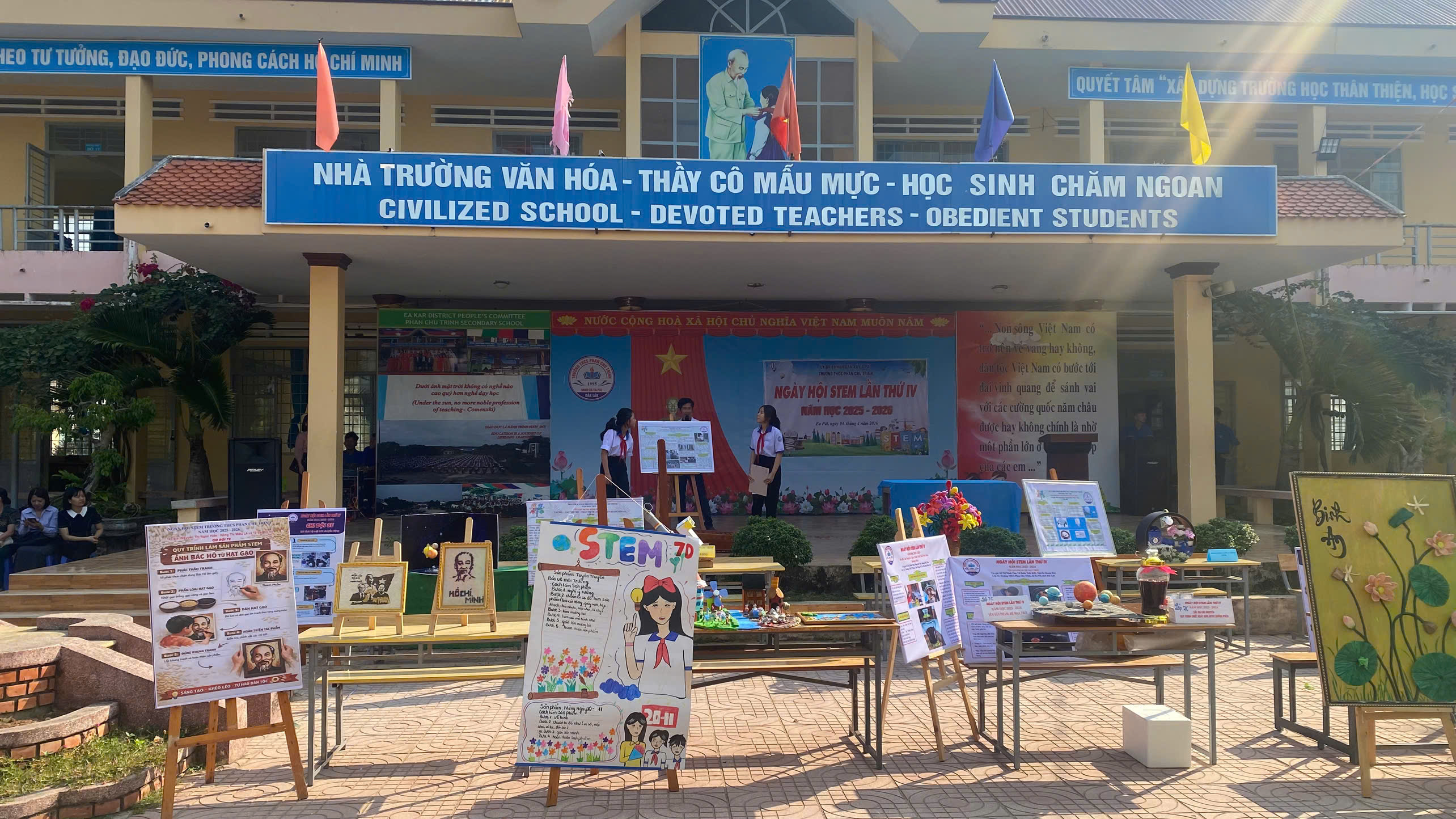 TRƯỜNG THCS PHAN CHU TRINH TỔ CHỨC NGÀY HỘI STEM NĂM HỌC 2025-2026: “HÀNH TRÌNH SÁNG TẠO” BÙNG NỔ