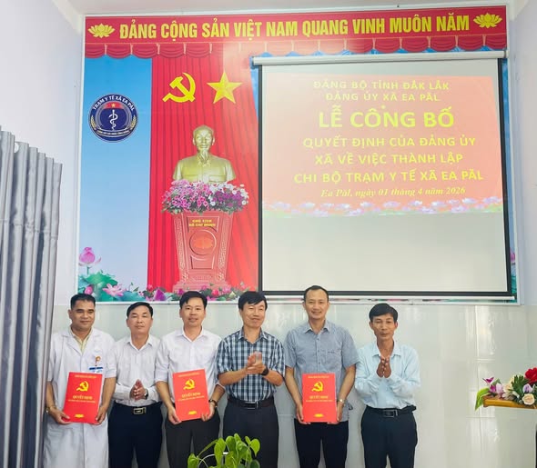 ĐẢNG UỶ XÃ EA PĂL CÔNG BỐ QUYẾT ĐỊNH THÀNH LẬP CHI BỘ TRẠM Y TẾ