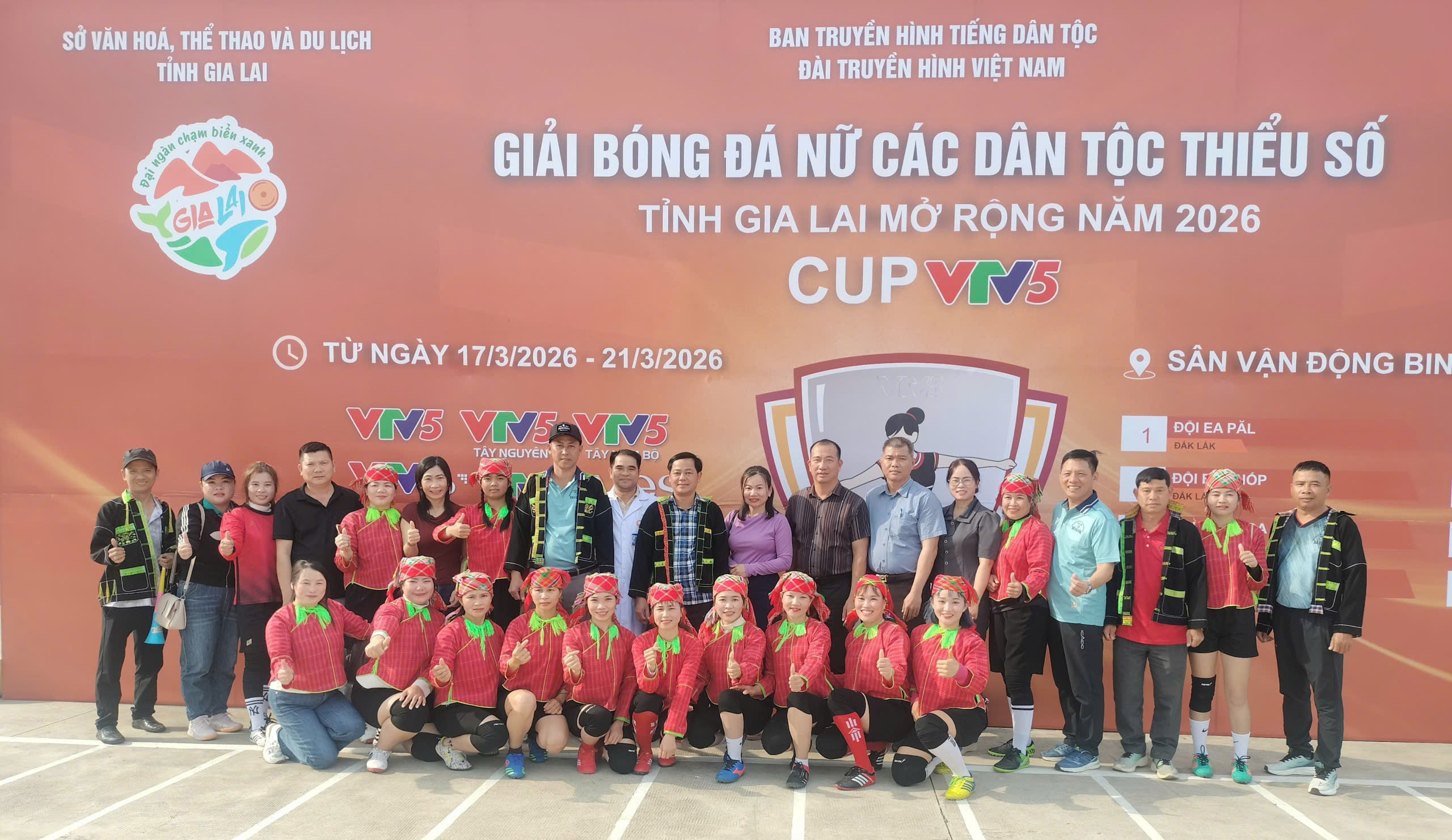 LÃNH ĐẠO XÃ EA PĂL THĂM, ĐỘNG VIÊN ĐỘI BÓNG ĐÁ NỮ TRƯỚC TRẬN ĐẤU VỚI ĐỘI KTQP 78- MÔ RAI (Quảng Ngãi)