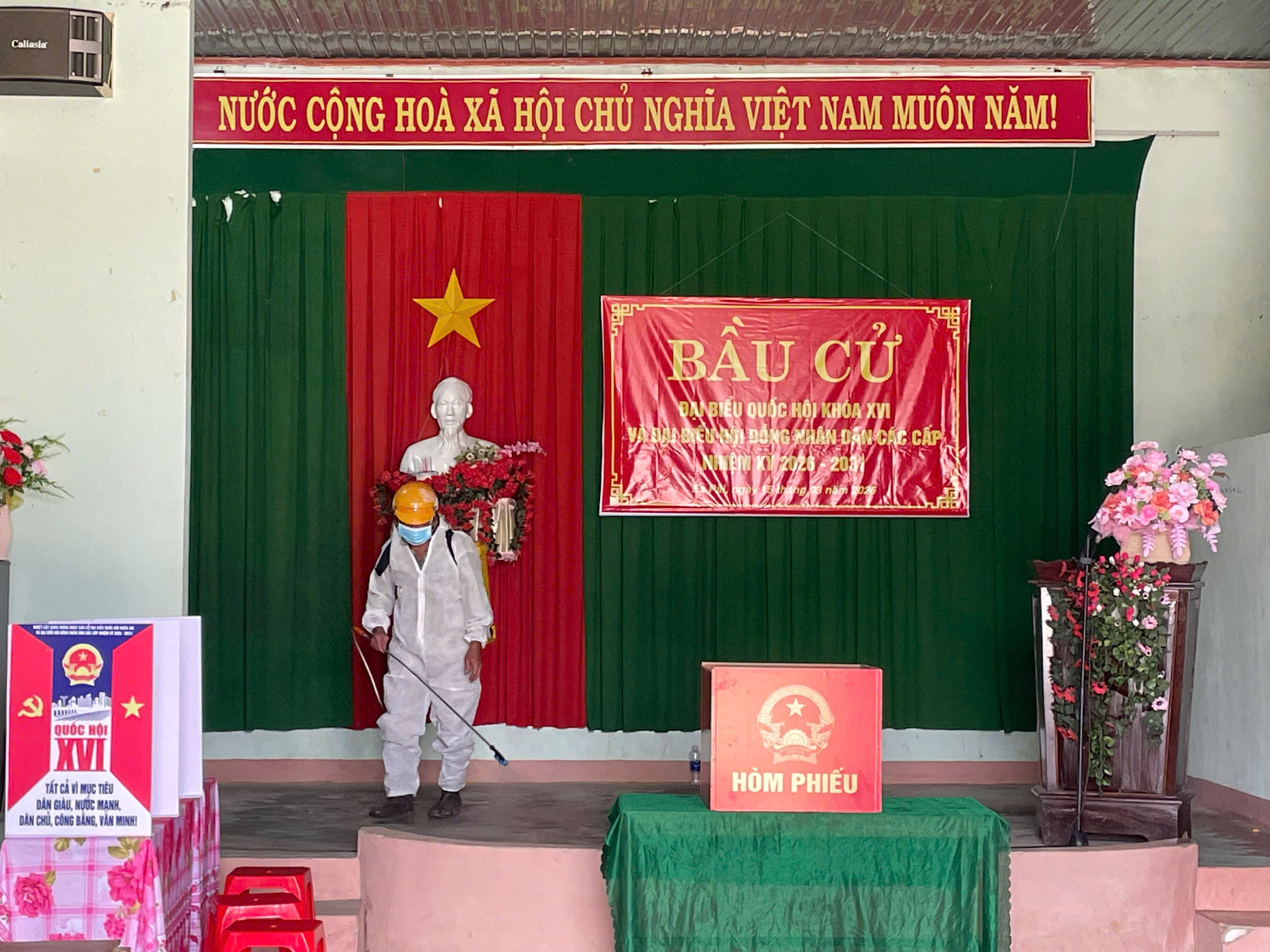 TRẠM Y TẾ XÃ EA PĂL PHUN HÓA CHẤT PHÒNG, CHỐNG DỊCH BỆNH PHỤC VỤ CÔNG TÁC BẦU CỬ