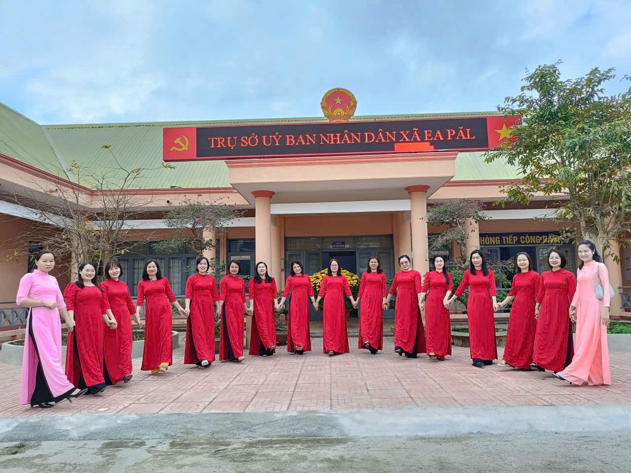 NỮ CÁN BỘ, CÔNG CHỨC XÃ EA PĂL HƯỞNG ỨNG TUẦN LỄ ÁO DÀI - LAN TỎA TINH THẦN ĐOÀN KẾT, PHÁT HUY GIÁ TRỊ VĂN HOÁ TRUYỀN THỐNG