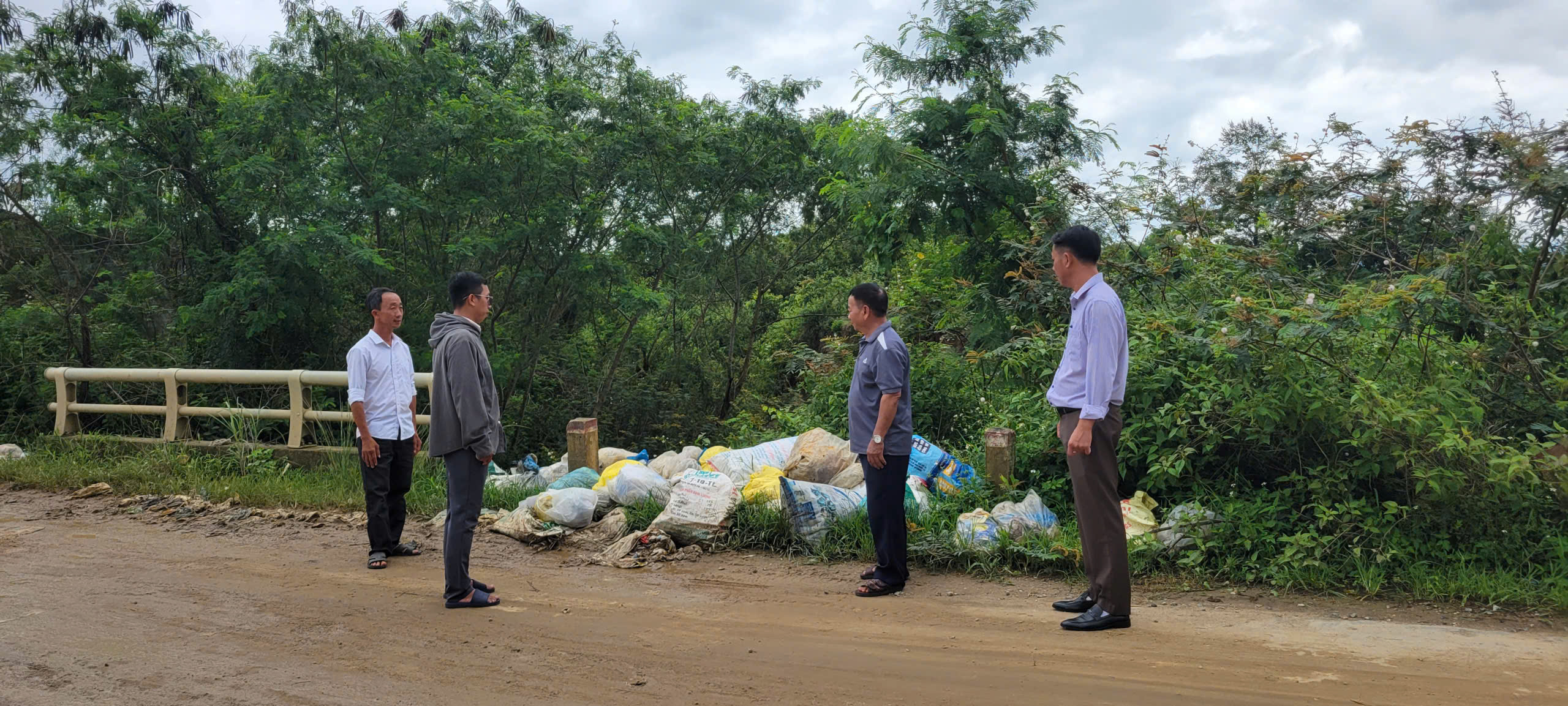 Phối hợp kiểm tra xử lý tình trạng vứt rác bừa bãi tại tuyến đường bê tông thôn 1